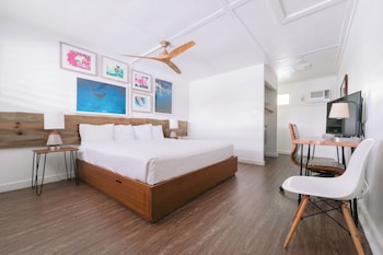 Room, 1 King Bed, Roll-in Shower, Poolside