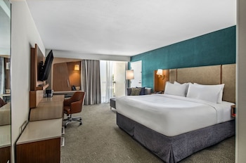 Standard Room, 1 King Bed, Pool View