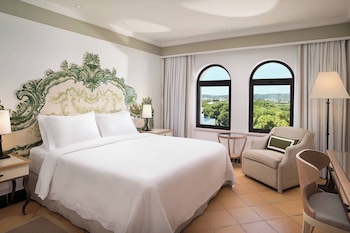 Suite, 1 Queen Bed, Resort View (Balcony)