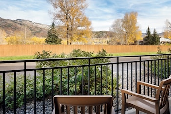 Room, 2 Queen Beds, Courtyard View (Outdoor Living Area)