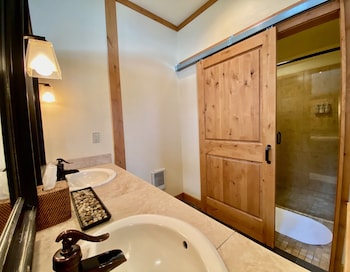 Deluxe King with Vaulted Ceilings