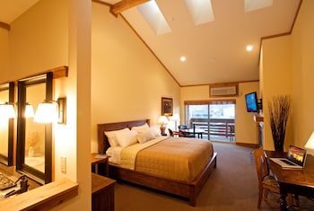 Deluxe King with Vaulted Ceilings