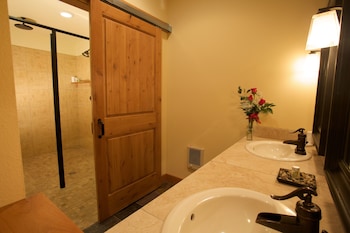 Deluxe King with Triple-Head Shower