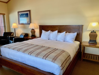 Deluxe King with Vaulted Ceilings
