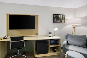 Standard Room, 2 Queen Beds, Balcony, Courtyard View