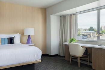 Premium Junior Suite, 1 King with Sofa bed, Mountain/Water Views