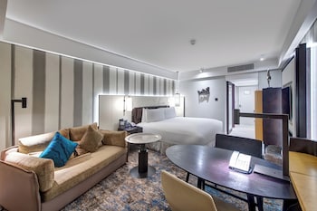 Club Room, 1 King Bed, Accessible, Balcony (Sunset View)