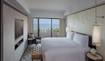Club Room, 1 King Bed, Accessible, Balcony (Sunset View)