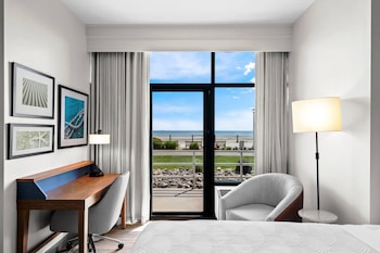 Room, 1 King Bed, Oceanfront (Non-Smoking), Ground Floor