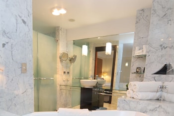 Executive Room, 1 King Bed, Jetted Tub, Ground Floor