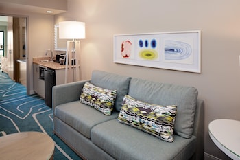 Suite, 1 King Bed, Accessible, Microwave (Mobility and Hearing)