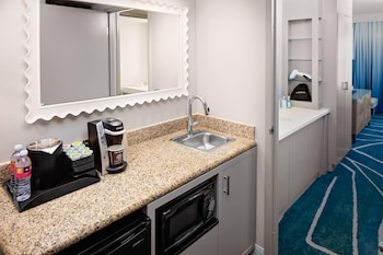 Suite, 1 King Bed with Sofa bed, Mobility Accessible, Microwave