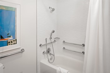 Suite, 1 King Bed, Accessible, Microwave (Mobility and Hearing)