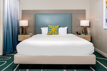 Suite, 1 King Bed with Sofa bed, Microwave, City View