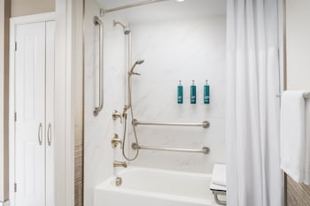 Deluxe Room, 2 Double Beds, Mobility Accessible, Microwave