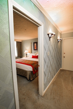 Deluxe Suite, 1 King Bed, Non Smoking (Property Sell Only)