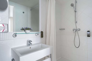 Single Room - Complimentary soft minibar,courtesy tray, Chromecast and digital press