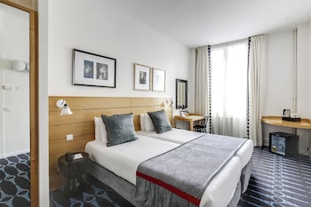 Mobility Accesible Room - Complimentary soft minibar,courtesy tray, Chromecast and digital press