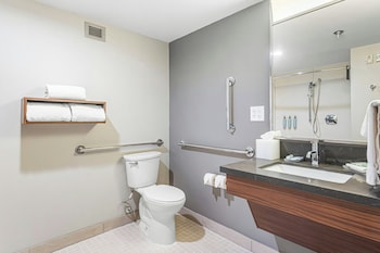 Room, 2 Queen Beds, Hearing Accessible (Accessible Bathtub)