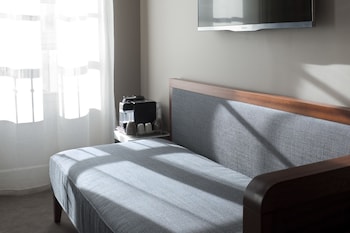 Adjacent rooms, unconnected