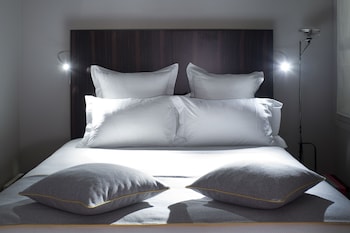 Adjacent rooms, unconnected