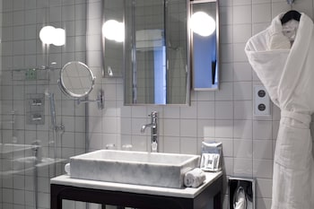 Adjacent rooms, unconnected