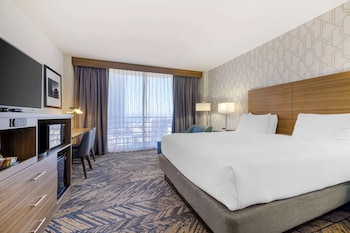 Standard Room, 1 King Bed, Balcony, Bay View