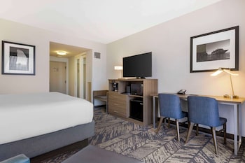Standard Room, 1 King Bed, Balcony, Bay View