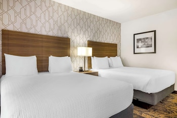 Standard Room, 2 Queen Beds, Balcony, Pool View