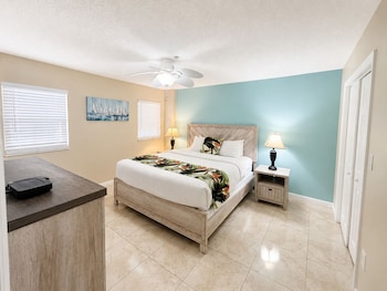 Deluxe Room, 1 Queen Bed with Sofa bed, Ocean View (Signature 1 Bedroom Partial OV Suite)