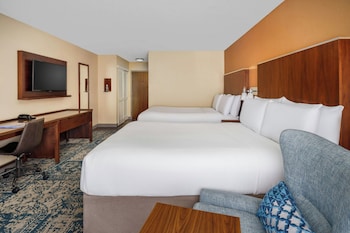 Room, 2 Queen Beds, Pool View