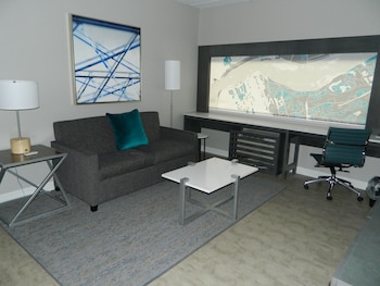 Suite, 1 King Bed (Additional Living and Dining Area)