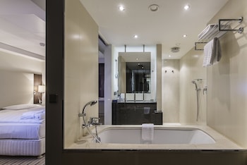 Studio Suite (Colour), windowless