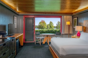 Deluxe Room, 1 King Bed, Patio