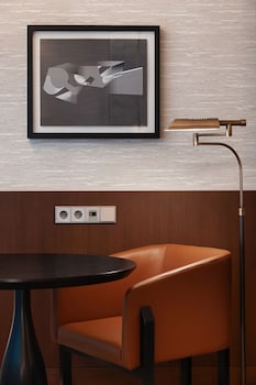 Classic Room, 1 King Bed, Club Lounge Access