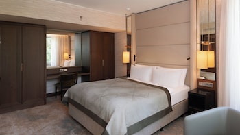 Junior Room, 1 King Bed
