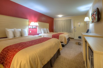 Deluxe Room, 2 Queen Beds, Smoking