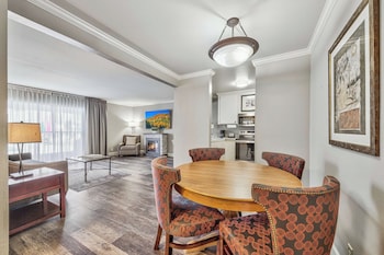 Deluxe Suite, 2 Bedrooms, Poolside