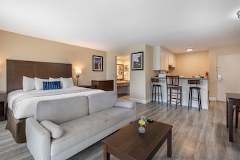 Suite, 1 King Bed, Non Smoking, Kitchenette