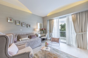 Deluxe Suite with Corner Balcony and Lycabettus Hill View