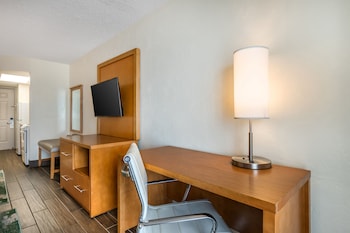 Deluxe Room, 1 King Bed with Sofa bed, Kitchenette, Oceanfront