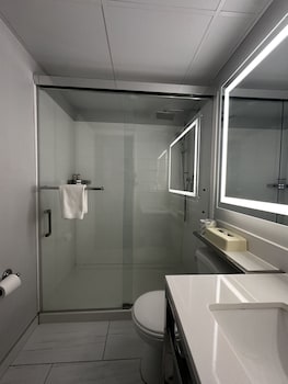 Basic Room, 1 Queen Bed, Accessible, Non Smoking (Mobility)