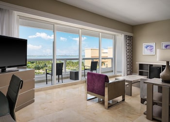 Junior Suite, 1 King Bed, Balcony, Park View (Partial)