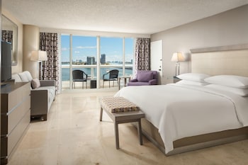Room, 1 King Bed, Mobility Accessible, Balcony (Roll-In Shower)