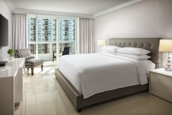 Room, 1 King Bed, Kitchen