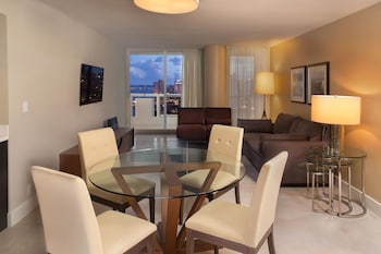 Room, 1 King Bed, Kitchen
