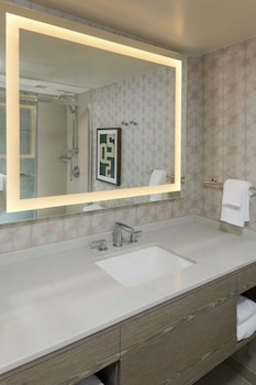 Room, 1 King Bed, Accessible (Hearing)