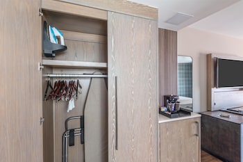 Room, 2 Queen Beds, City View