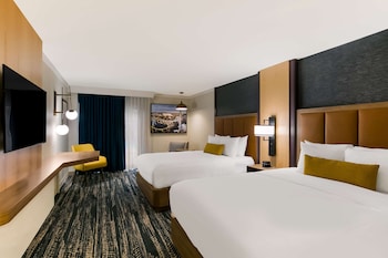 Standard Room, 2 Queen Beds, Accessible, Poolside