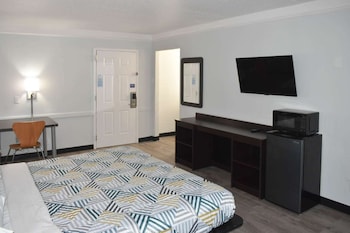 Deluxe Room, 1 King Bed, Non Smoking, Refrigerator & Microwave